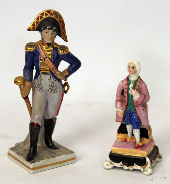 Lotto composto da due porcellana raffiguranti ufficiali e gentiluomo, (piccoli difetti), h. cm 18, h. cm 12.