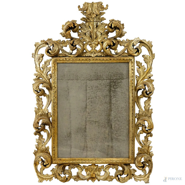 Specchiera in legno intagliato e dorato, XX secolo, cornice scolpita a foglie d'acanto, cm 133x93, (lievi difetti)