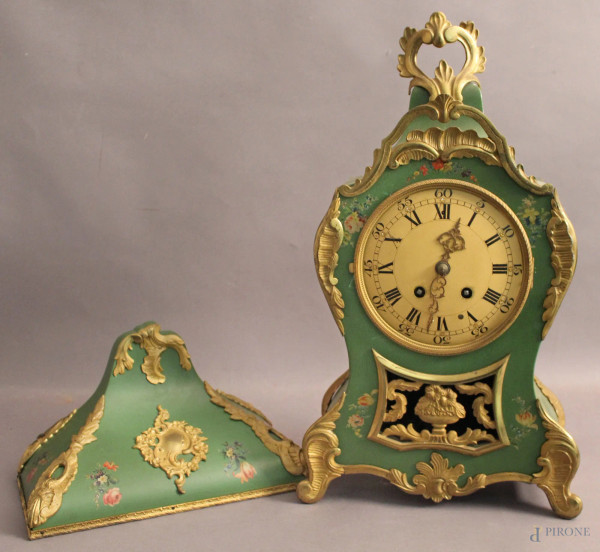 Orologio in legno laccato verde, con particolari dorati e base, H 52 cm.