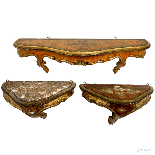 Lotto di mensoline in legno dorato e intagliato, XX secolo, misure massime cm 48x16, (cadute di colore e doratura, mancanze, segni di usura)