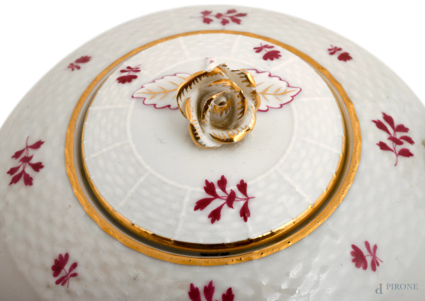 Servizio Herend da thè in porcellana bianca con decori floreali stilizzate e profili dorati, misu...