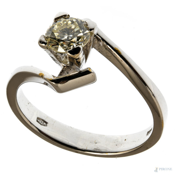 Anello in oro bianco 18 kt con diamante centrale 0,58 ct I color /VSI, misura 14, peso lordo gr 4,6