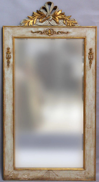 Specchiera di linea rettangolare in legno laccato e dorato, cimasa intagliata, cm, 162x83, primi &#39;900.