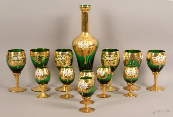 Servizio da liquore in vetro verde con decori dorati e dipinti, composto da una bottiglia, sei calici grandi e sei piccoli, altezza 31 cm.