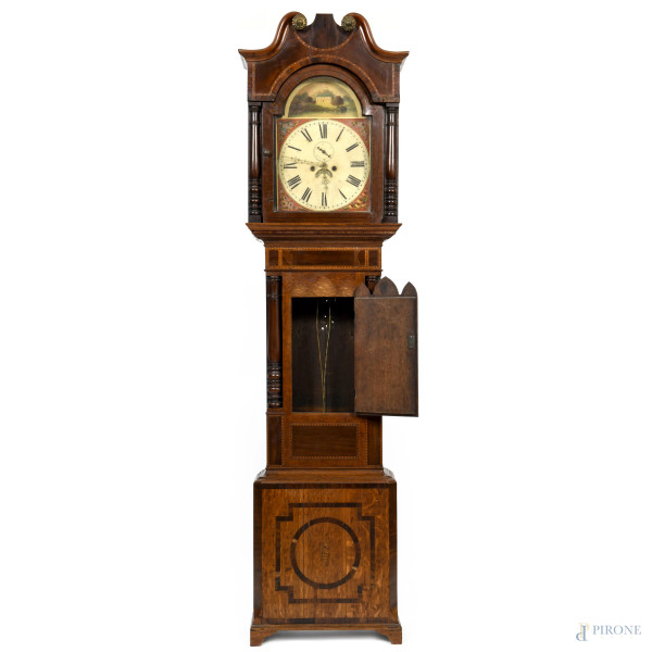 Orologio a torre in legno intagliato con intarsi in varie essenze. Quadrante in metallo con elemento superiore dipinto a scena di paesaggio campestre. XX secolo, cm 230x58x24,5,( segni di usura, da revisionare)