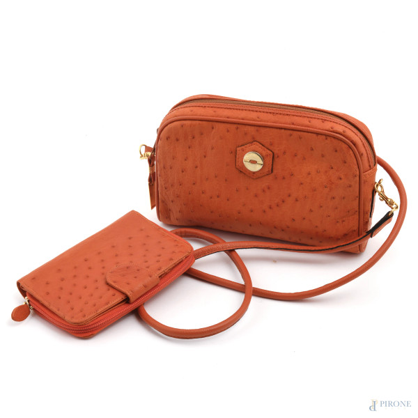 Borsetta e portafoglio in ecopelle arancione, XX secolo, misura borsa cm 16x22, misura portafoglio cm 15x10,5, (segni di usura, difetti)