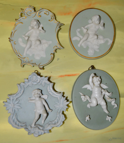 Lotto composto da quattro placchette dell'800 in porcellana bisquit con putti a rilievo.h. max, 15 cm.