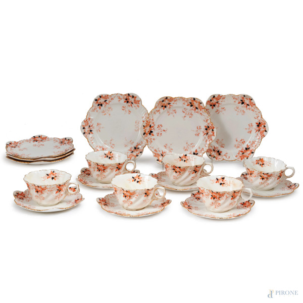 Servizio da the in porcellana inglese composto da 6 tazzine, 6 piattini e 4 piattini da dolce, altezza massima cm 5, diametro massimo cm 18, (segni di usura)