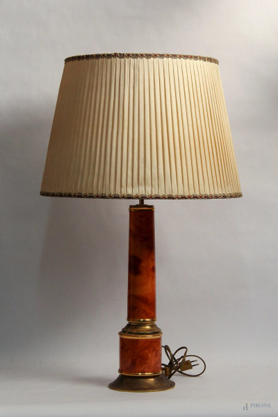 Lampada da tavolo in ottone e marmo, XX sec., H 79 cm.