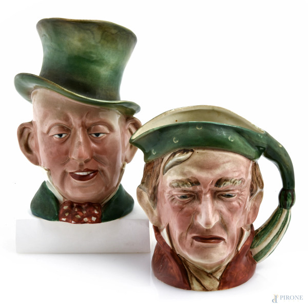 Lotto di due boccali in ceramica policroma a foggia di teste virili. Inghilterra, XX secolo, altezza massima cm 22,5, (segni di usura, difetti)