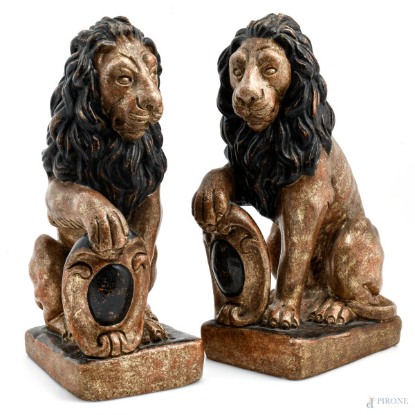Coppia di sculture in legno dorato raffiguranti leoni, XX secolo, altezza cm 42, (Segni di usura, scalfiture, fessurazioni, difetti)