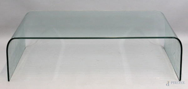 Basso tavolo serie rialto in vetro curvato, XX secolo, Fiam, cm h 36x131x70.