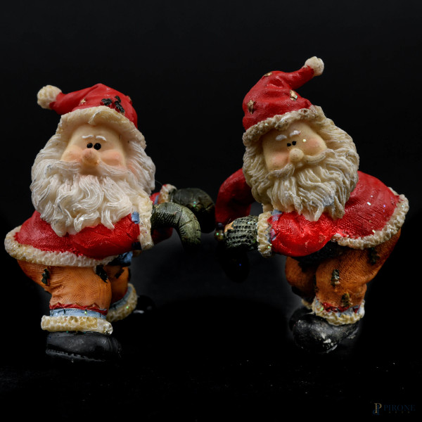 Lotto di sculturine natalizie in resina e coppia di porta candela in ceramica a foggia di Babbo N...