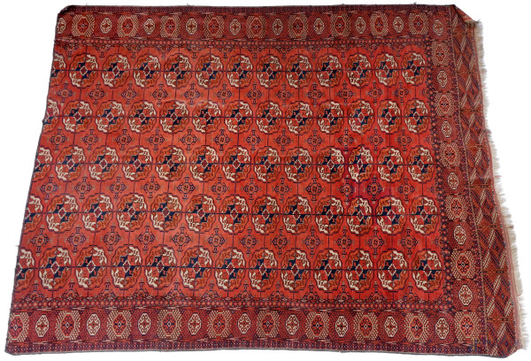 Tappeto orientale con decoro geometrico, cm 226x253, (difetti, mancanze)