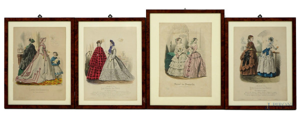 Lotto di quattro stampe acquerellate raffiguranti donne in abiti alla moda, misure max cm 27x19,5, XIX secolo, (difetti sulla carta).