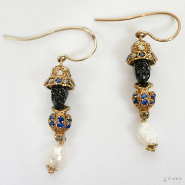 Coppia di orecchini a foggia di moro in oro 9 kt con perle di fiume e pietre preziose, cm 4, (lievi difetti)