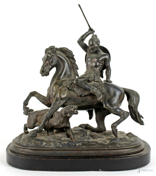 Gruppo in bronzo raffigurante cavaliere indiano con puma, altezza cm. 20, su base in legno, XX secolo.