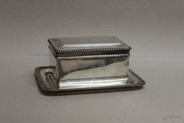 Scatola portagioie con sottopiatto in argento, gr 740, h9x14,5x10 cm.