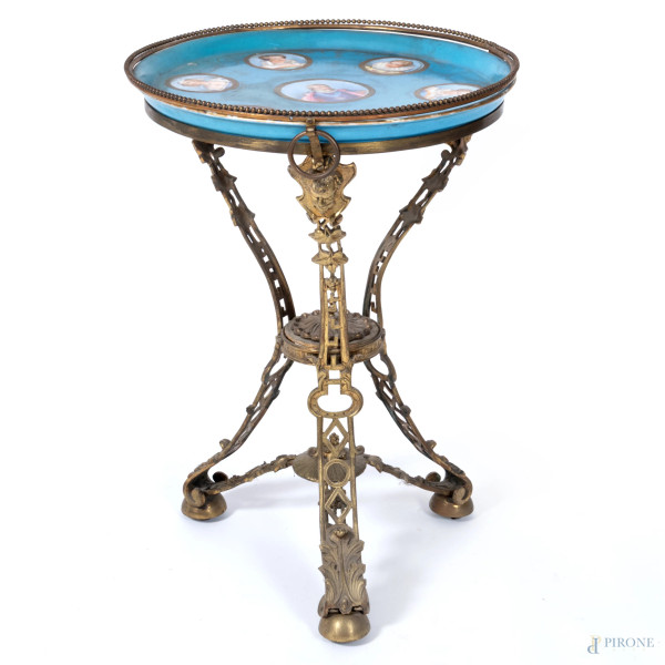 Tavolino con piano circolare in ceramica turchese decorata con ritratti, con struttura in bronzo dorato e cesellato, XIX secolo, cm 72x49,5, ( segni di usura, difetti)