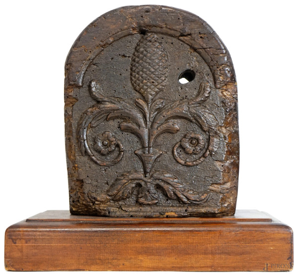 Antico elemento d'arredo in legno intagliato e scolpito con decoro raffigurante pigna, cm 31,5x26x9, base rettangolare in legno, (difetti).