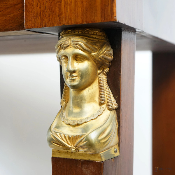 Consolle francese stile impero in piuma di mogano con piano rettangolare in marmo, montanti anter...