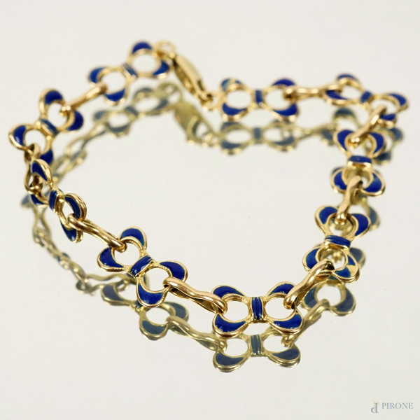 Bracciale in oro 18 KT lavorato ad intreccio di fiocchi smaltati blu cobalto, lunghezza cm 17,5, peso gr. 12,3