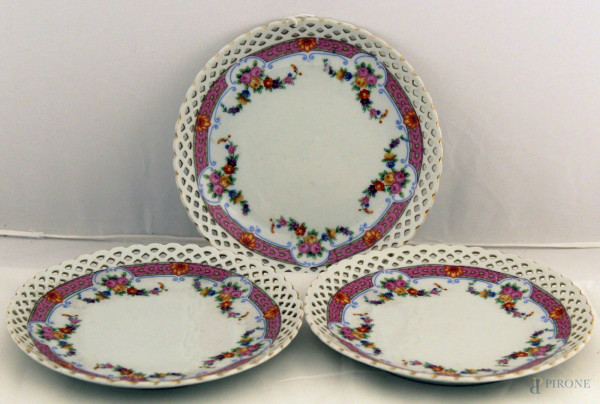 Lotto di tre piattini in porcellana a decoro di fiori con bordi traforati, marcati, diam. 16 cm