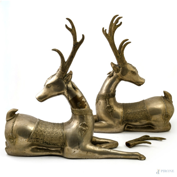 Coppia di sculture in metallo raffiguranti cervi indiani, XX secolo, cm 52x52x15, (segni di usura, rotture, mancanze, difetti)