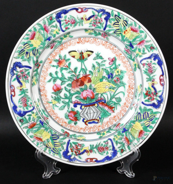 Piatto in porcellana bianca con decori policromi a motivi di fiori, frutta e volatili, Cina XX secolo, marcato sotto la base, diametro cm 26