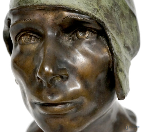 Scultura in bronzo raffigurante la testa di carrettiere, piedistallo in marmo, firmata D'Orsi, al...