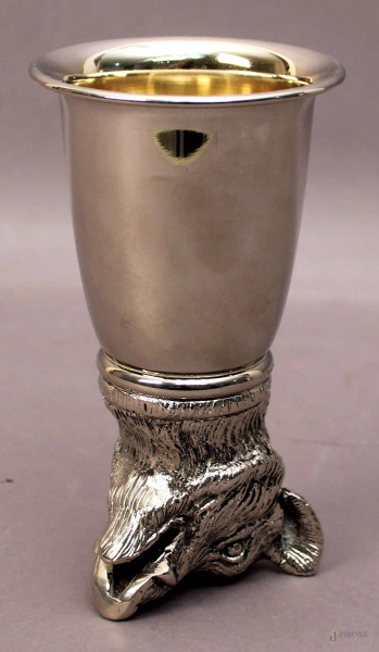 Gucci, bicchiere da caccia in metallo con base a forma di testa di cinghiale, H 14,5 cm.