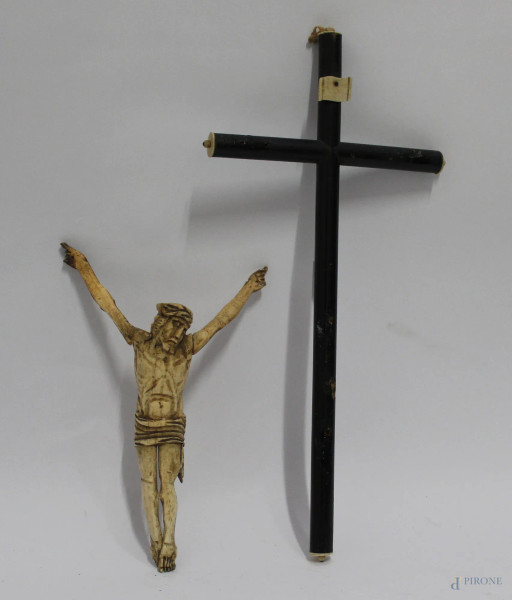 Cristo in osso con croce in legno ebanizzato, XIX sec, h. 21 cm