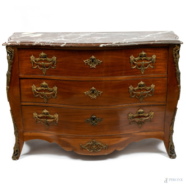 Comò in legno impiallacciato con fronte mosso a tre cassetti  ed inserti bronzei a maniglia, boccachiave e profili delle gambe. Piano in marmo rosso, XIX-XX secolo, cm 86x120x52, (segni di usura, difetti)