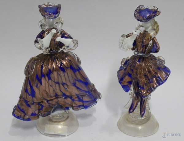 Coppia di dame in vetro di Murano, (una mancanza al braccio), h. 21 cm.
