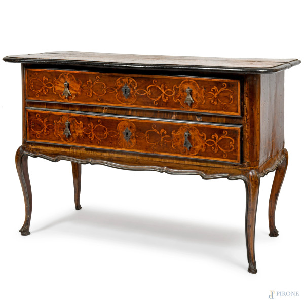 Coppia di cassettoni in noce con intarsi in bosso. Fronte a doppio cassetto e fronte del piano mo...