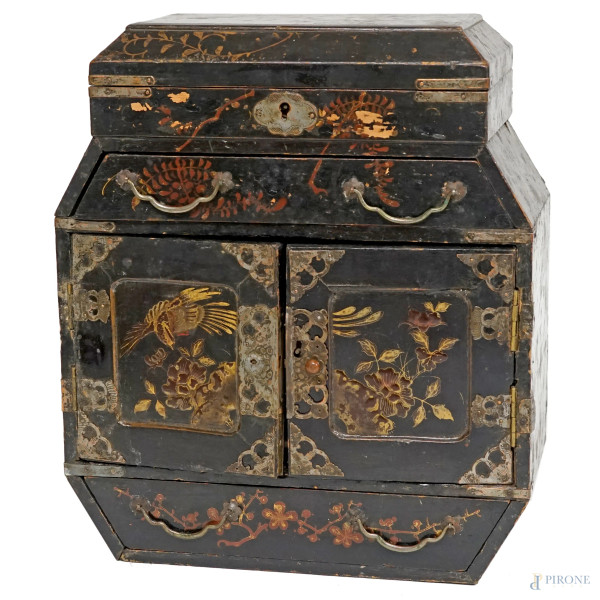 Mobiletto portagioie in legno ebanizzato con decorazione policroma a chinoiserie, XX secolo, cm h 27,7x23,5x11 (difetti e mancanze)