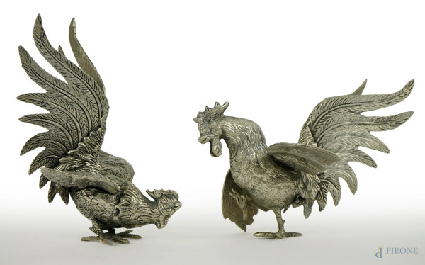 Lotta fra galli, coppia di sculture in metallo argentato, cm h 18, XX secolo