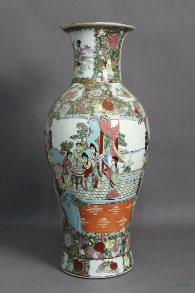 Vaso in porcellana policroma a decoro di fiori e figure, Cina, XX sec., H 62 cm.