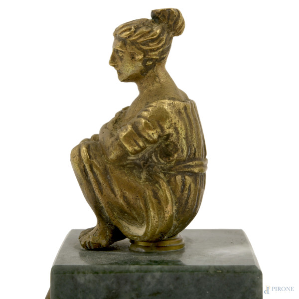 Lotto di due piccoli fermacarte raffiguranti rispettivamente una figura virile e una femminile ac...