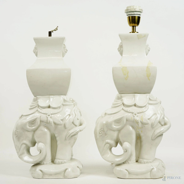 Coppia di lampade da tavolo in porcella bianca a forma di elefante, cm h 46,  XX secolo, (difetti)