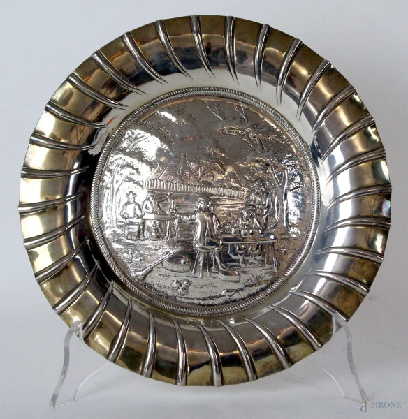 Piatto tondo in argento sbalzato, con decoro raffigurante scena contadina, Bolli Russia, diametro cm 23, gr. 317