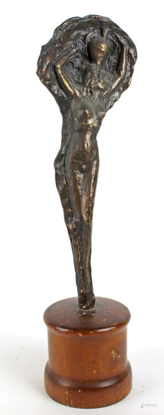 Donna con vaso, scultura in bronzo, altezza cm.35, base in legno, XX secolo.
