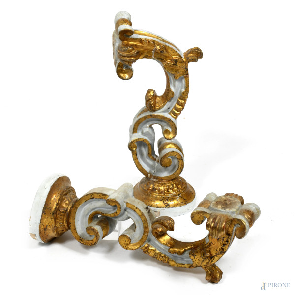Coppia di appliques in legno laccato e dorato, XX secolo, altezza cm 57, (segni di usura, perdita di doratura, difetti, restauri)