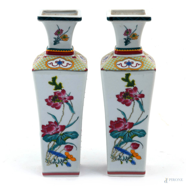 Coppia di vasetti portafiori in porcellana decorata a motivi floreali, XX secolo, altezza cm 20, (segni di usura)