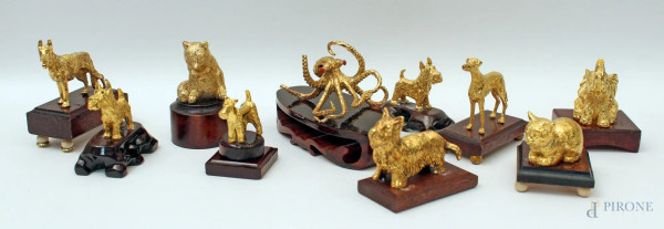 Lotto composto da dieci sculture a soggetto di animalil diversi in bronzo dorato, poggianti su basi in tek, H massima 8 cm.