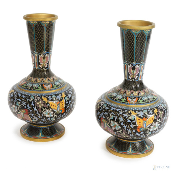 Coppia di vasi cloisonné con rifiniture dorate e decori in smalti policromi con farfalle, motivi geometrici e floreali, Cina, sec. XX, alt. cm 26, (difetti)