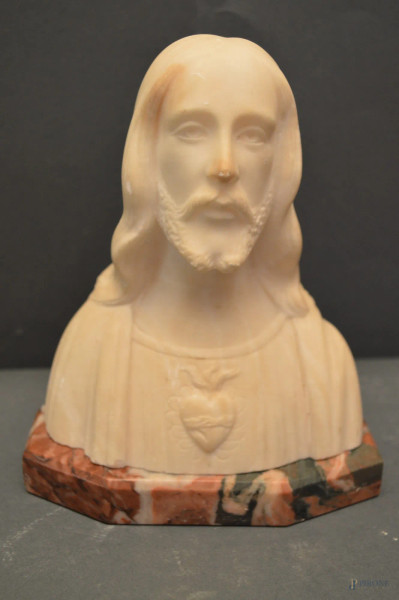 Busto del Cristo scultura in marmo statuario, poggiante su base, h.18 cm.