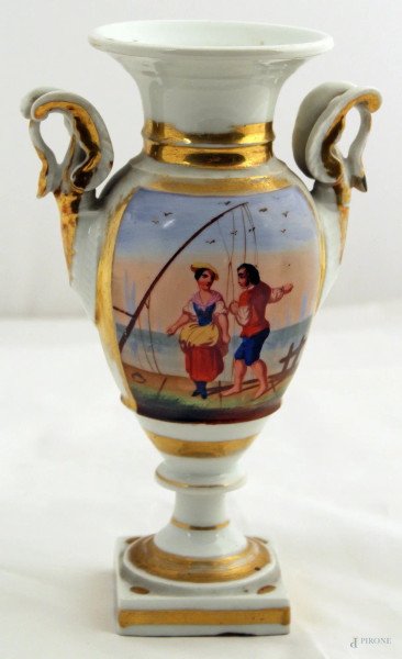 Vaso Impero in porcellana a decoro di pescatori e paesaggi con anse a cigni, h. 24 cm