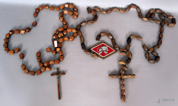 Lotto composto da due rosari in legno
