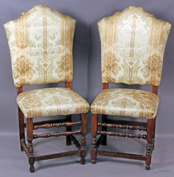 Coppia di sedie a rocchetto in noce, rivestite in tessuto fiorato, XIX secolo, ( il tessuto presenta macchie).
